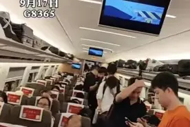 铁路也超售？12306回应“上百人有票没座”图片