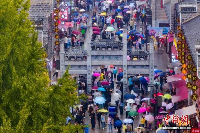 湖北襄阳：雨中古城文旅市场火热