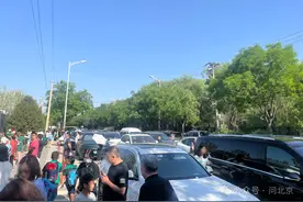 施划了车位，“更加剧了这个门口这条路的拥堵……”？图片
