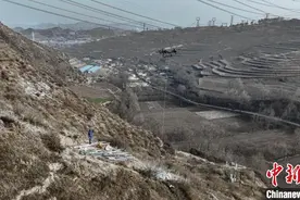 青海西宁电网建设工作由地面运输转向空中运输图片