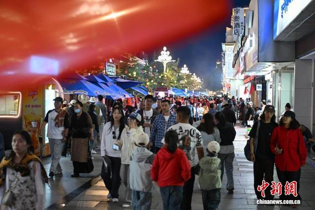 “拉萨不夜城”人气火爆 成旅游新热点