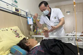 车祸后手臂骨折，伤处折磨老人14年，第六次手术帮她重回正常生活图片