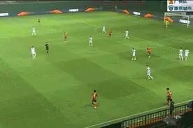 南京城市客场1:1战平广州队，俱乐部就球队遭遇看台矿泉水瓶攻击提出抗议图片