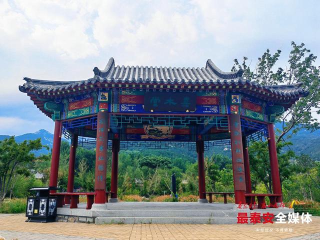 虎山公园楹联：笔墨融山水 一联一景见泰山