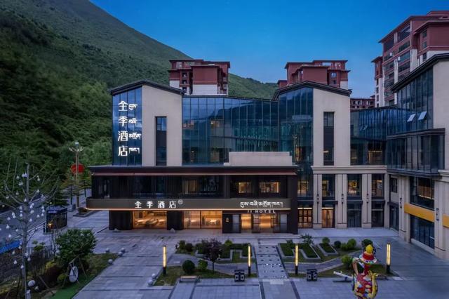 华住20年，竟在川藏线开出了一条“天路”？