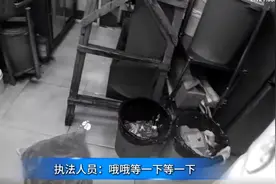 扭动的麻袋“从天而降”？上海一餐饮店内惊现大量活蛇、蛇制品，执法人员被吓出尖叫图片