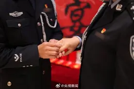 曾假扮情侣的缉毒警订婚了致敬！祝福！图片