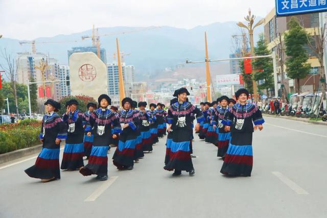 【冬季暖阳 凉山不凉】点燃全场！越西达体舞展演活动精彩上演