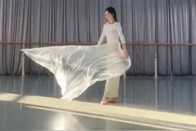 女生在阳光下翩翩起舞，一次性桌布都变得高级起来，网友：翩若惊鸿，宛若游龙图片