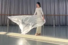 女生在阳光下翩翩起舞，一次性桌布都变得高级起来，网友：翩若惊鸿，宛若游龙图片