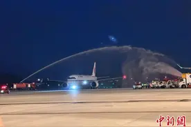 杭州机场“水门礼”迎接首个C919商业航班图片