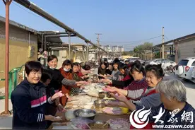 梁山县水泊街道青龙山社区开展“邻里共包立冬饺，社区温暖一家亲”活动图片