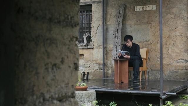 一位青年在山中生活十年，日常最快乐的事就是瞎折腾