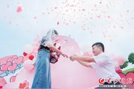 “520”与“1314”撞了个浪漫满怀 告白活动创意迭出，长沙1568对新人领证图片