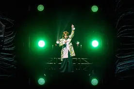 年轻人为什么愿意花五百来伍佰的演唱会唱歌给伍佰听？图片