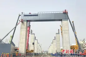 浑河特大桥首座框架墩钢横梁成功架设图片
