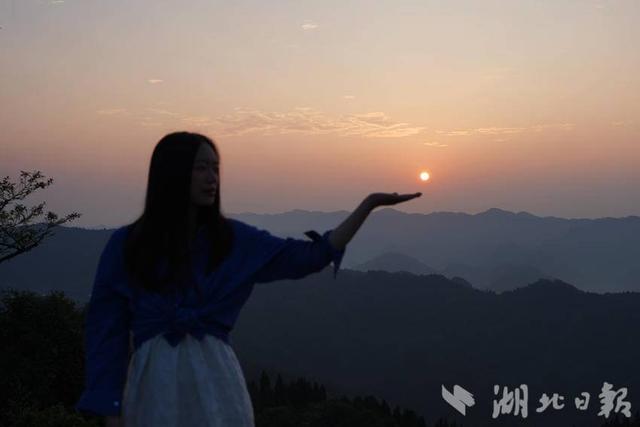 咸丰大团坝云海日出吸引游客拍照打卡