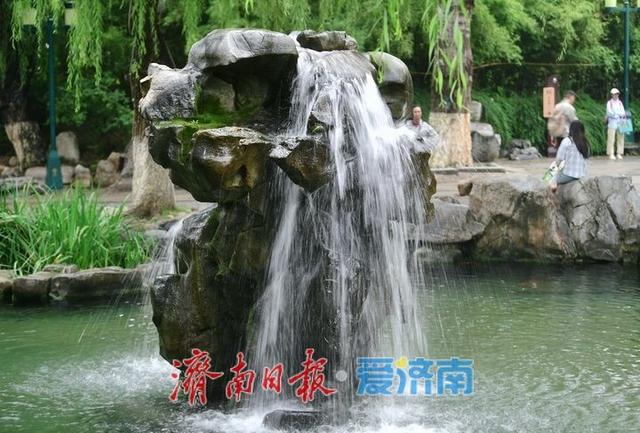 一年四季 泉在济南丨泉水欢歌迎国庆假期收官，“月牙飞瀑”引游客叹为观止