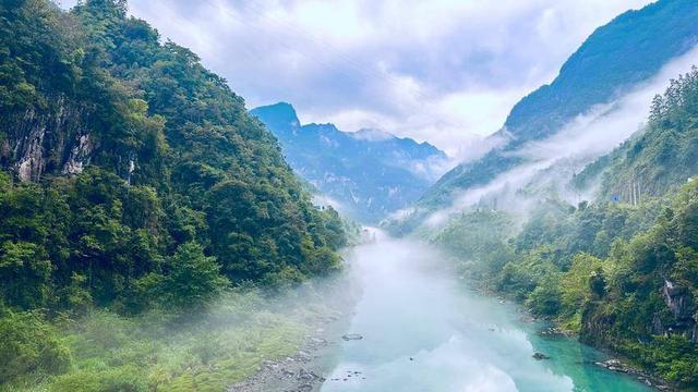 鹤峰：山水河道雾霭缭绕 宛如人间仙境