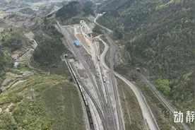 瓮马铁路南北延线铺架工程全面启动图片