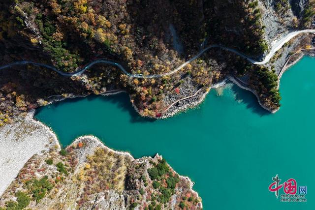 四川茂县松坪沟景区层林尽染 美景如画