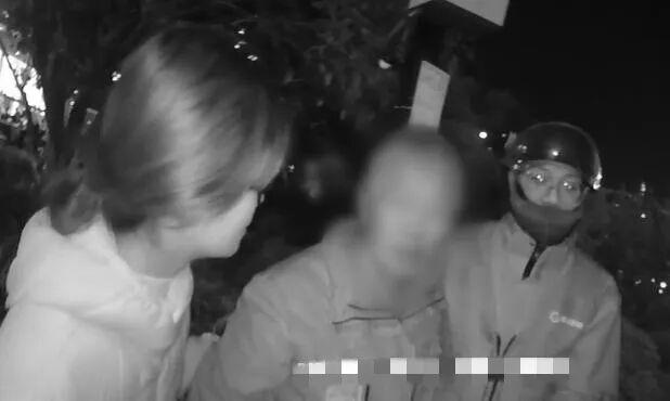 00后姑娘约会路上救助摔倒老人