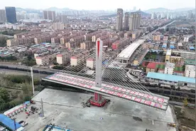 山东省内转体施工新纪录 枣庄市长江西路上跨京沪铁路立交桥成功转体图片