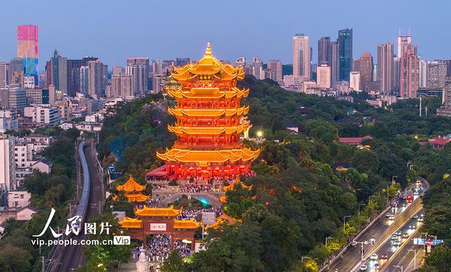 湖北武汉：黄鹤楼人气旺