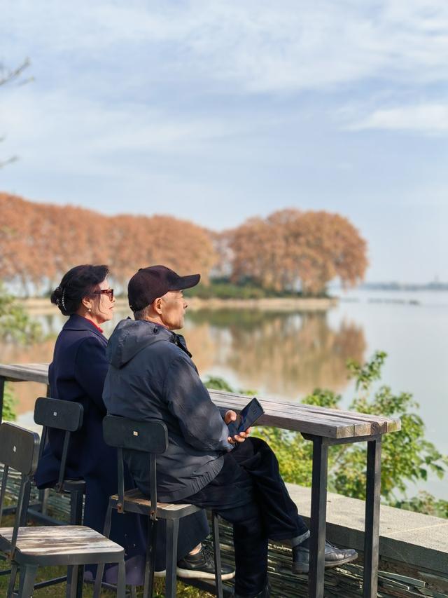 武汉东湖一地被金黄树木环绕形似“金钥匙”，吸引游客打卡，带动周边商业热度