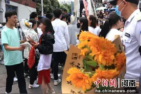 直击2024年高考：花式祝福为考生讨好彩头图片