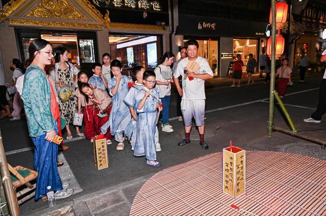 越城古街“南宋烟火集” 沉浸式文旅体验点靓古城夜经济
