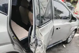 警惕“开门杀”！小轿车停导流线上，突然打开车门被撞还要担全责图片