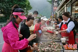 2025汶川半程马拉松赛鸣枪开赛图片