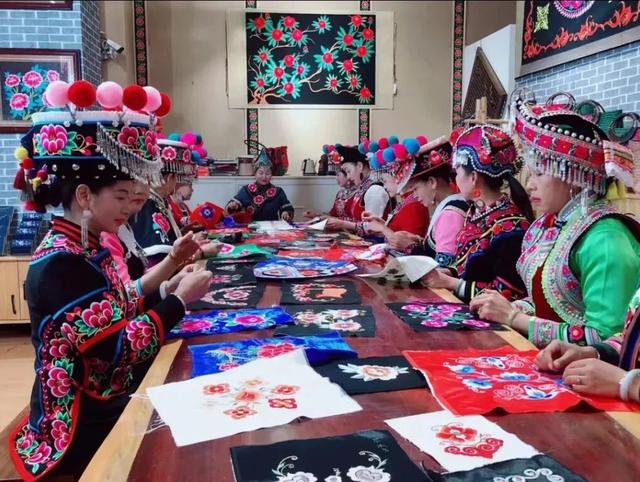 除了火把与彝绣，楚雄的“新流量密码”还藏在赛场、绣坊与山林里