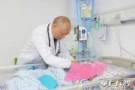 医生垫付17000多元住院费，患者家属11年后如数归还图片