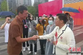 （杭州亚运会）26年后，香港回归交接仪式升旗手朱涛的第三次“升旗”图片