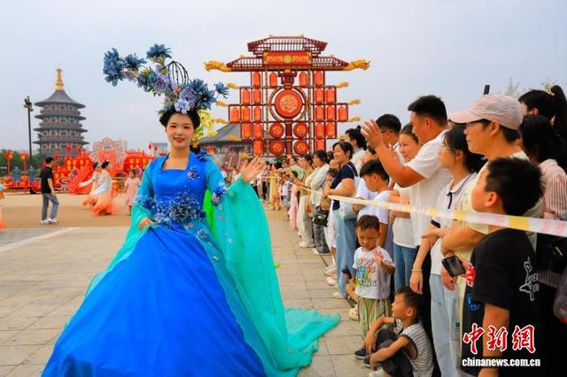 河南洛阳：暑期国风演绎吸引游客