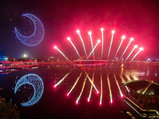 文化惠民扮靓湖北假期 18万人涌入黄鹤楼