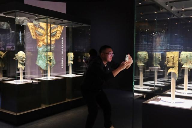 三星堆—金沙遗址古蜀文明展在国博开幕