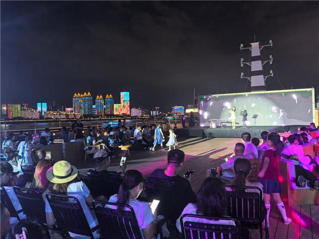 武汉：夜游长江人气旺 两江四岸流光溢彩