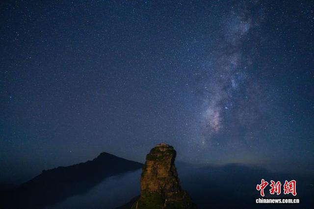 贵州梵净山夏夜星空灿烂 如梦如幻