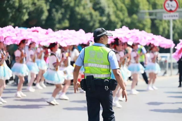 3.2公里民族非遗大巡游——毕节公安“满分守护”