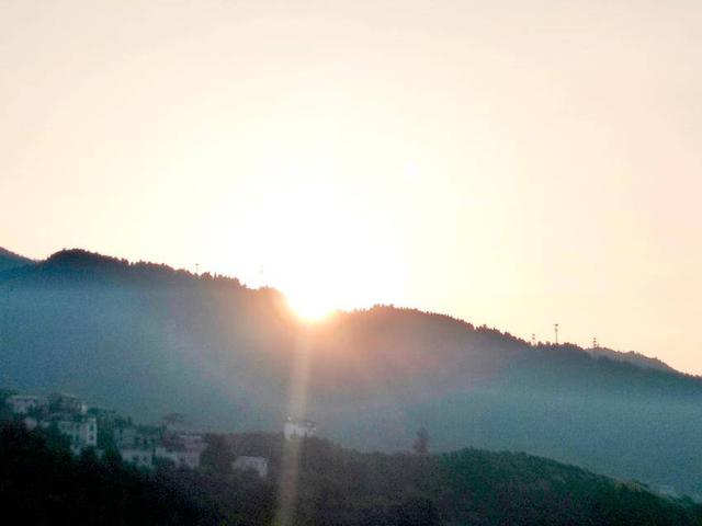 朝霞染山城 晨晖醉巴东