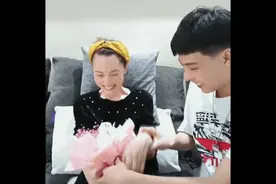 妈妈身患渐冻症，“00后”儿子12年精心呵护感动网友图片