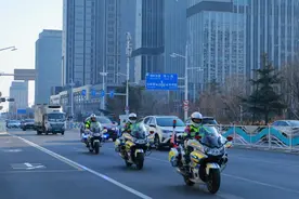 新春走基层丨风驰电掣里的暖心守护，记者走近崂山交警铁骑图片