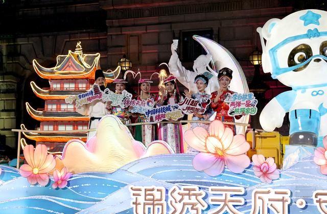 上海：黄浦江畔上演旅游节花车大巡游