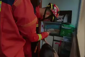 果然视频|三岁女童手卡球形锁，消防员上门破拆图片