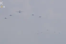 4K看阅兵丨空中梯队呼啸而来 战机拉出14道彩烟象征14年抗战