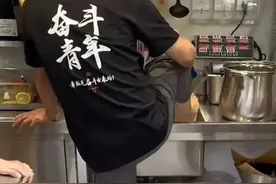 蜜雪冰城门店员工在水池洗脚？官方最新通报图片