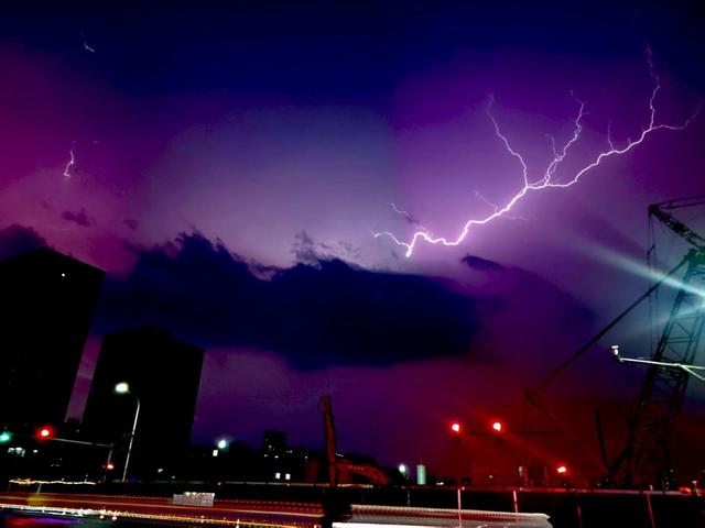 变幻莫测！北京夜空闪电好像“银蛇舞动”